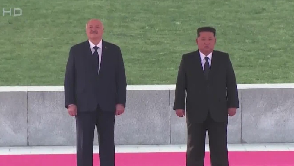 白俄罗斯总统首次访朝，其子代普京向纪念碑献花