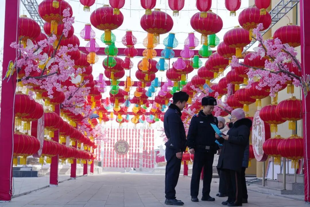 民警李洪龙（左二）在马旭文博艺术中心门口服务游客