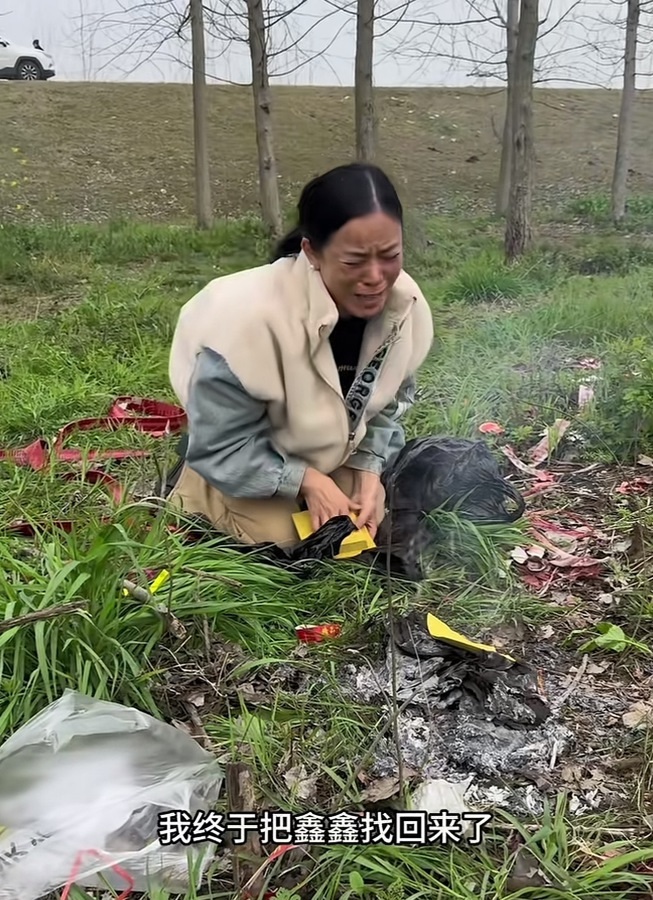 李林告慰母亲弟弟找到了（此前视频截图）