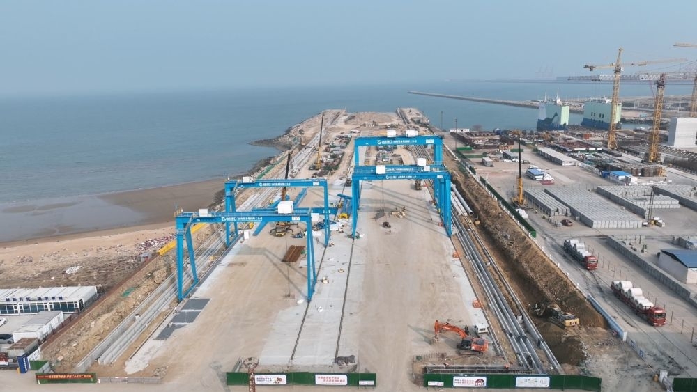 “山东港口装备集团高端海工装备制造基地项目”建设现场。(王飞达 摄)