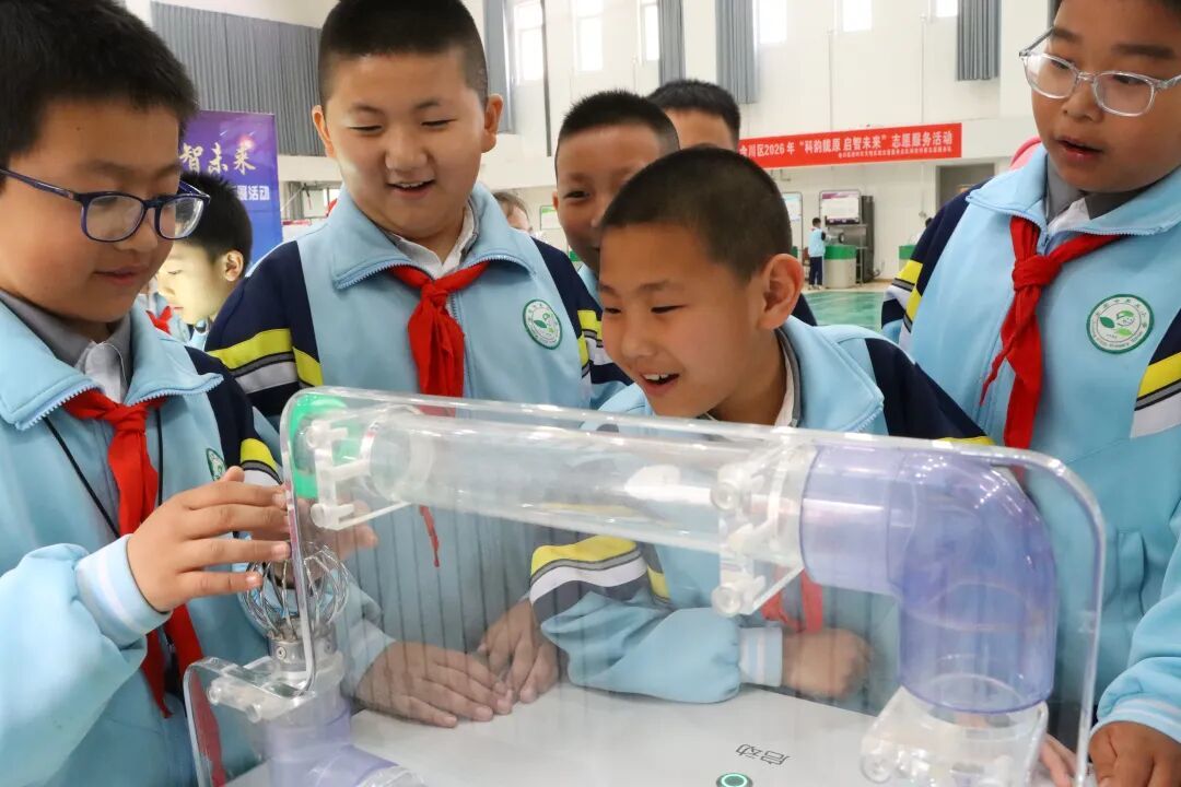 △金昌市第五小学学生正在进行科技实践