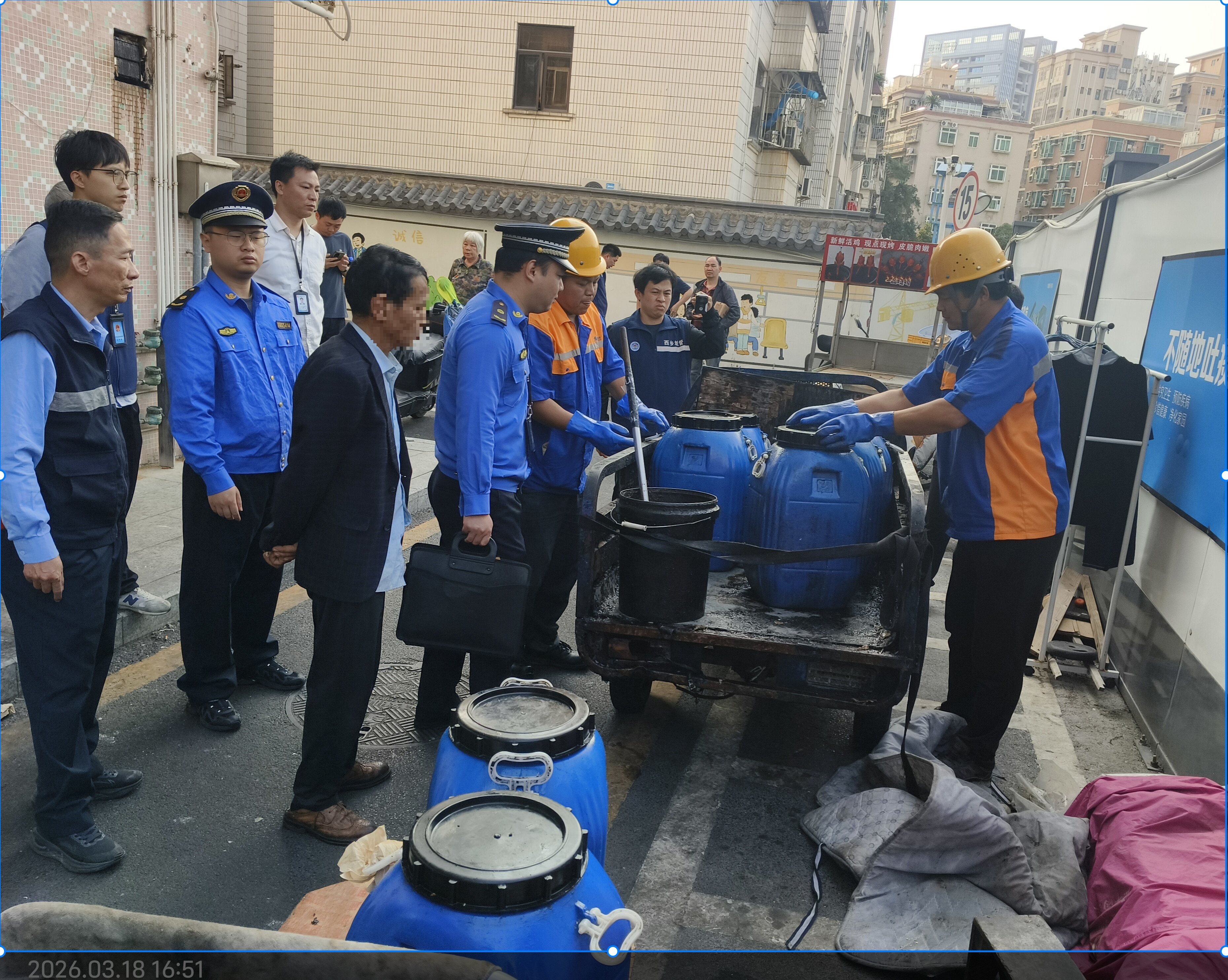 小网格筑牢安全防线 西乡网格“吹哨报到”精准协查地沟油350公斤