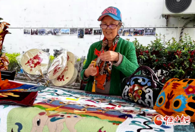 王茵将传统的虎头纹样、太极鱼图案缝在现代款式的背包、帆布包上