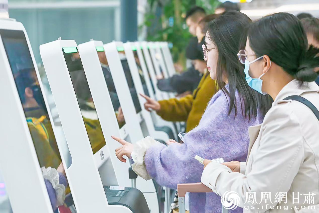 自助值机让旅客出行更便捷　曹昱　摄