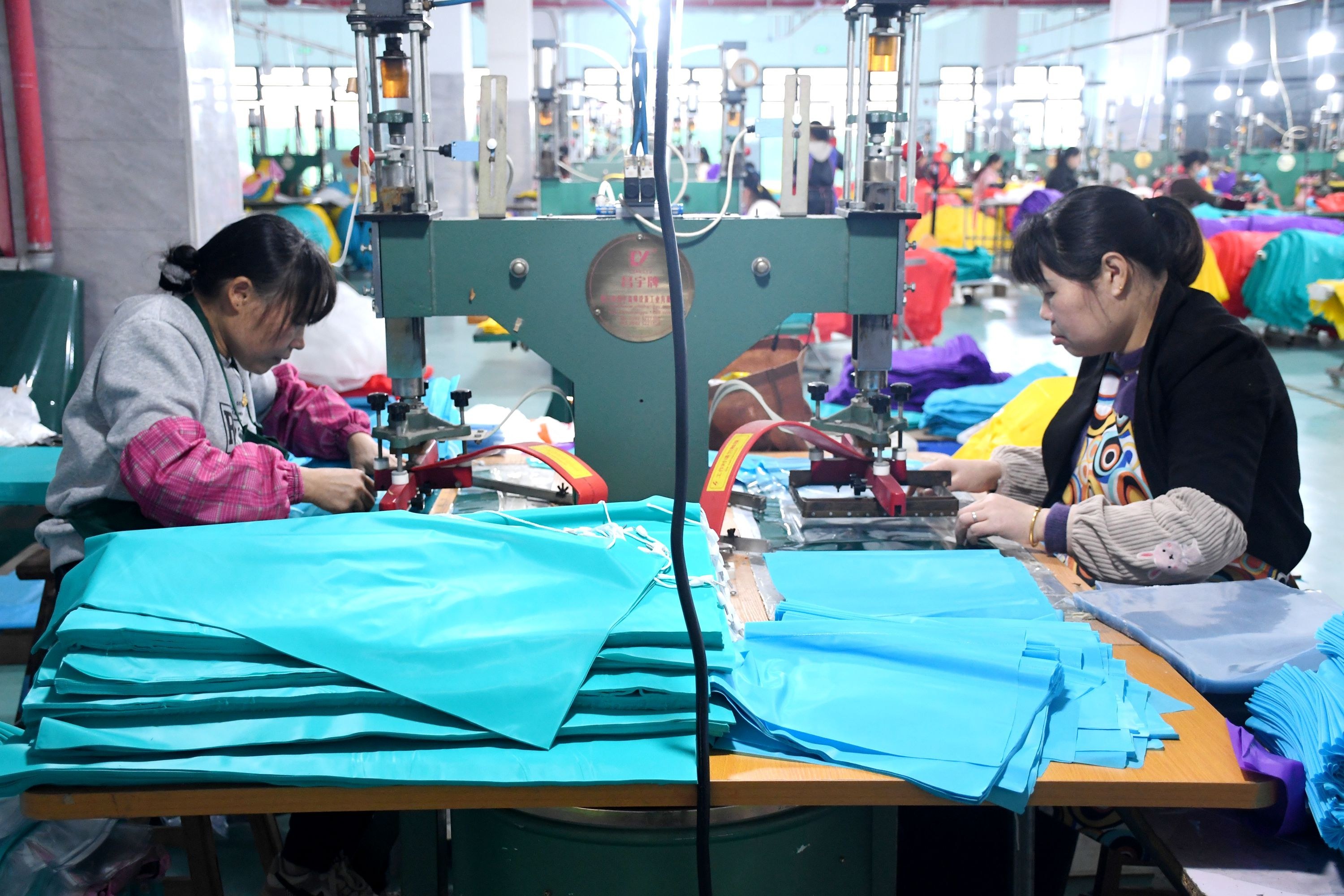 小车间里忙增收，南丰这家雨衣厂让村民家门口就业