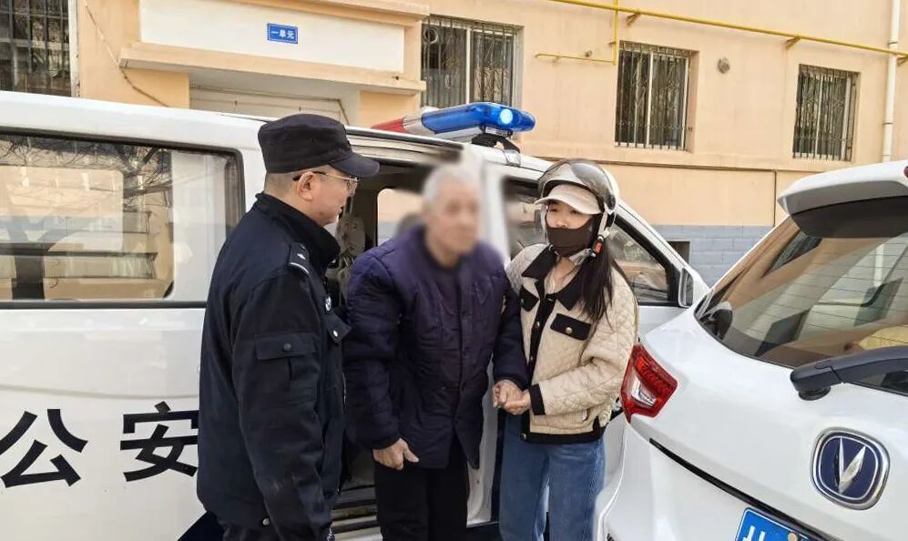 △广州路派出所民警将迷路老人送到家门口