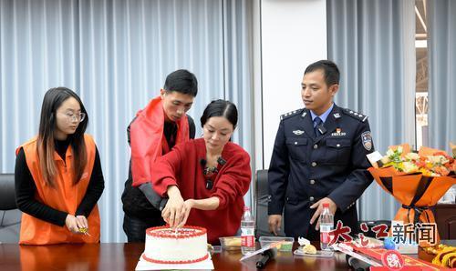 姐弟切蛋糕。全媒体记者徐国亮摄