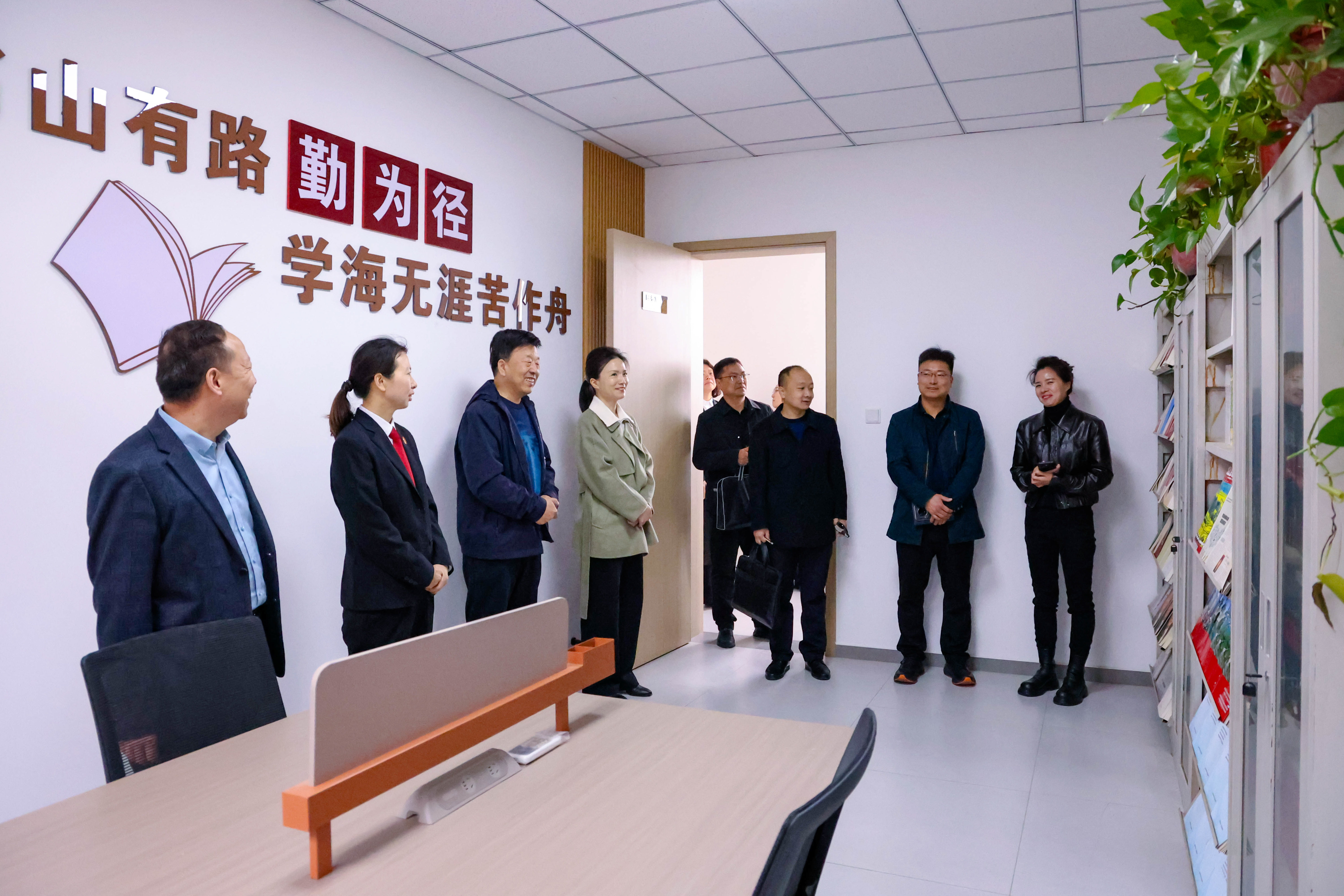 法连两地 共筑枫桥 灵宝市人民法院到梁园区法院双八法庭调研交流