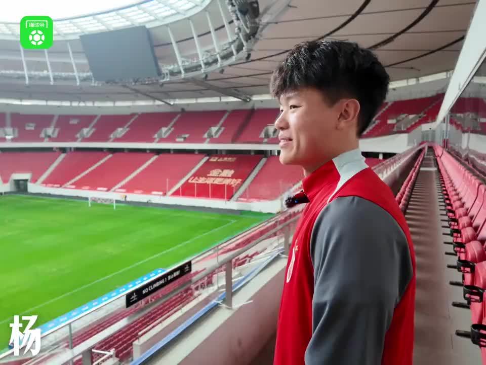 国足首发右后卫，是个巴塞罗那出生长大的男孩 《在场外》专访杨希在今天中国对阵库拉索的比赛中杨希第一次代表国足首发出场并打满全场！⚽️🇨🇳 去年，这位在巴塞罗那出生长大的“华二代”选择回国对他来说