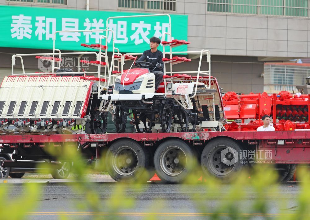 2026年3月26日，江西省吉安市泰和县振兴农机有限公司员工正从大货车上卸载插秧机。
