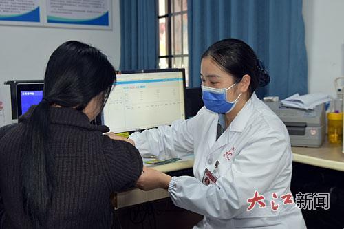 一名女子在南昌高新区艾溪湖社区卫生服务中心接种HPV疫苗