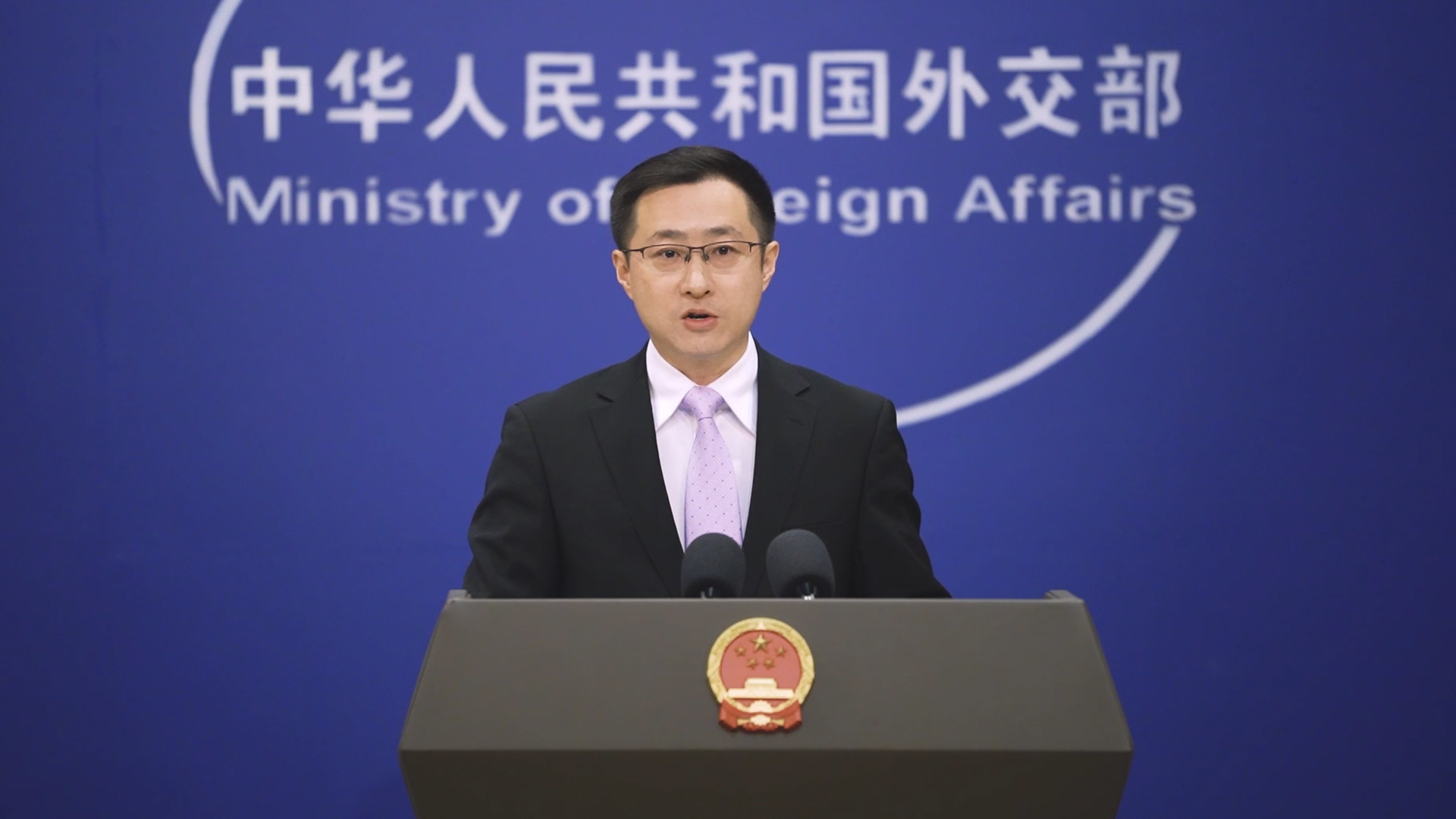 一名日本人闯入中国大使馆威胁杀死外交人员，外交部：深感震惊，强烈抗议