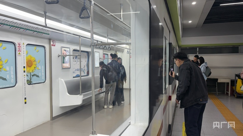 影视基地回收废旧地铁车厢,用于微短剧特定场景拍摄(央广网记者 张丽娜 摄)