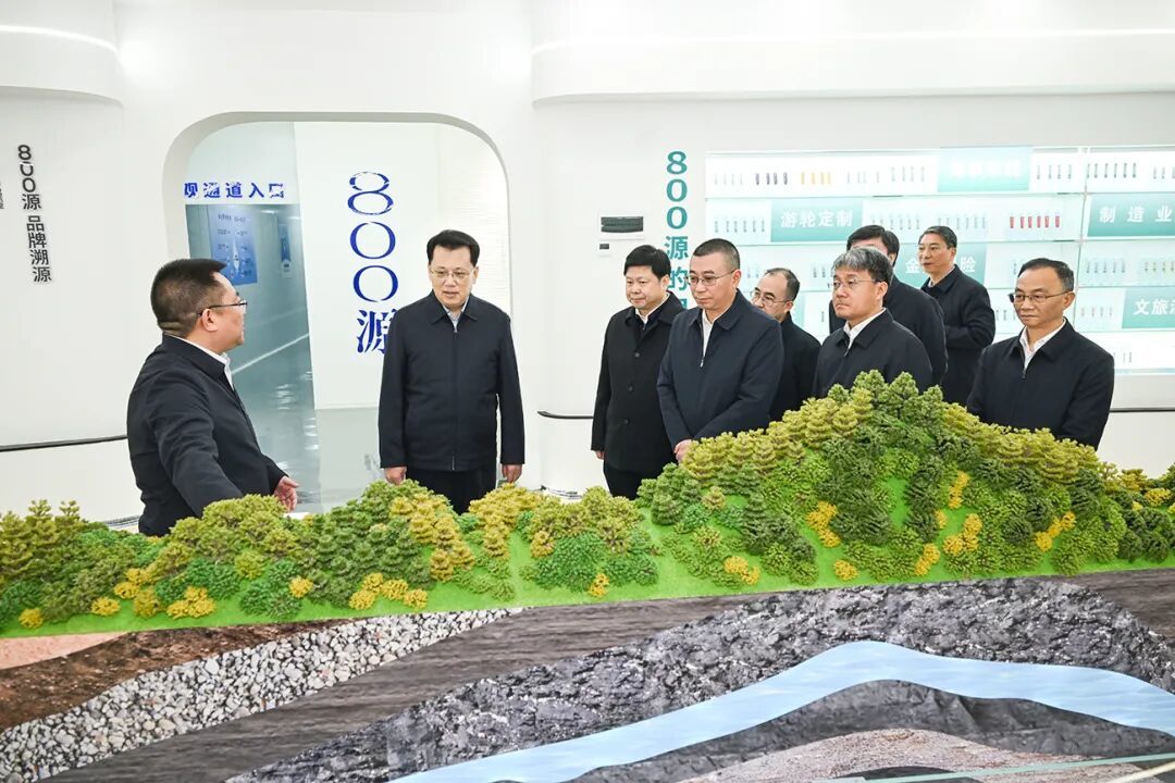 3月24日，在酉阳“800源”透明工厂，市委书记袁家军调研当地推动“水产业”发展情况。记者 苏思 摄/视觉重庆