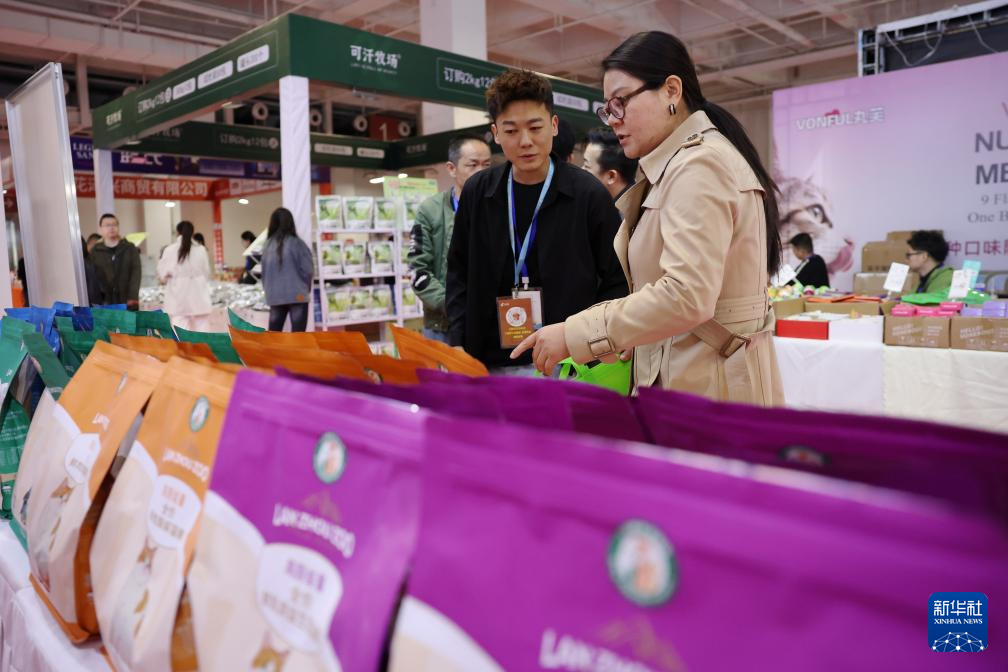3月27日，消费者在2026西部宠物展兰州展上挑选宠物食品。新华社记者　陈斌　摄