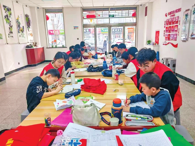 大同市云州区返乡学子在昊盛里社区爱心托管点开展公益课堂活动。