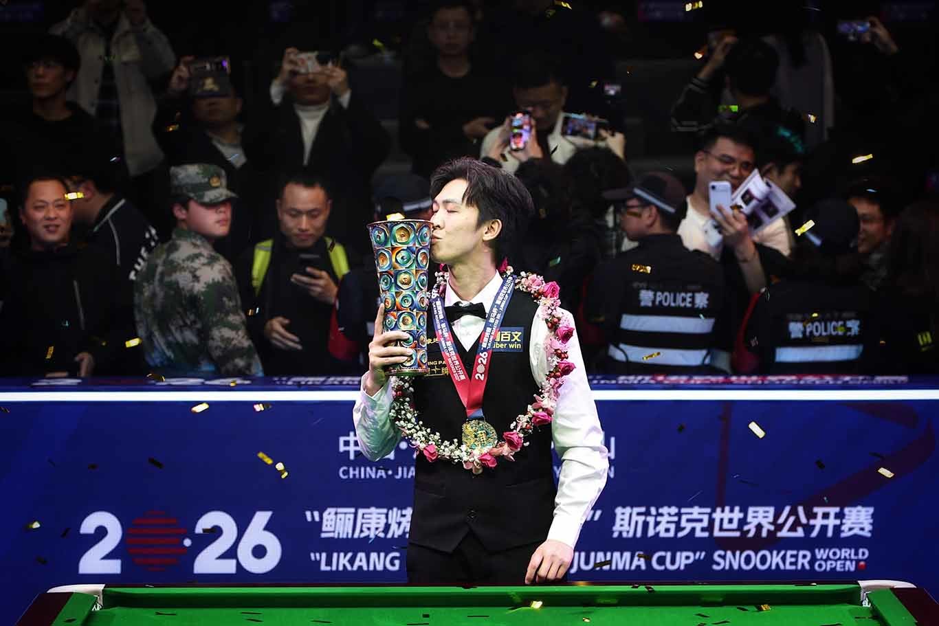 ▲泰国名将塔猜亚&middot;乌努亲吻冠军奖杯。摄影丨江西日报全媒体记者徐铮