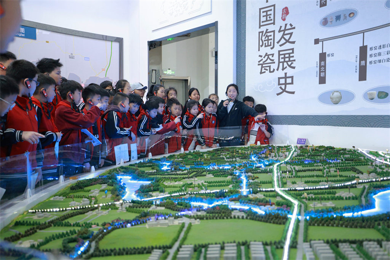 3月26日，小学生在内丘县邢窑博物馆参观。