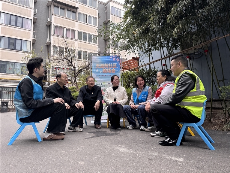 图①　平顶山市新华区西高皇街道天湖苑社区举行“院场会”，社区党支部组织党员干部、物业公司负责人与居民代表就小区治理难题展开协商。沙佳浩 摄