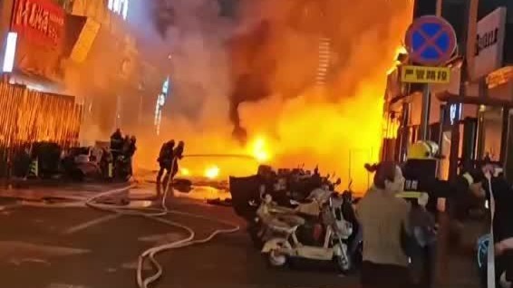 山西太原小店区一高层建筑着火 有人员受伤