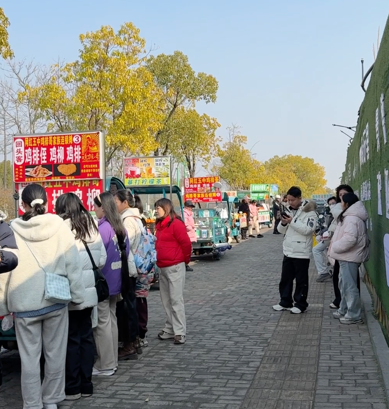 “鸡排哥”出差不在时,摆摊街客流较少。图片摄于2026年1月23日