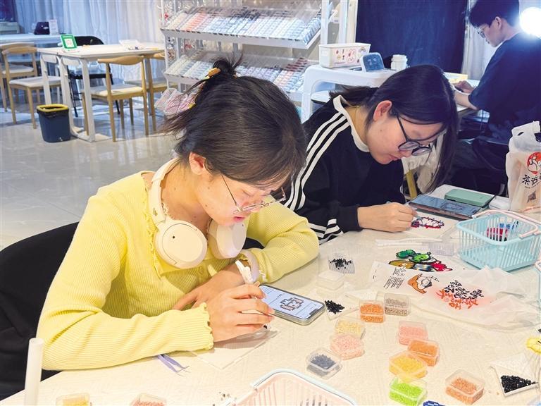 大学生周末结伴来拼豆