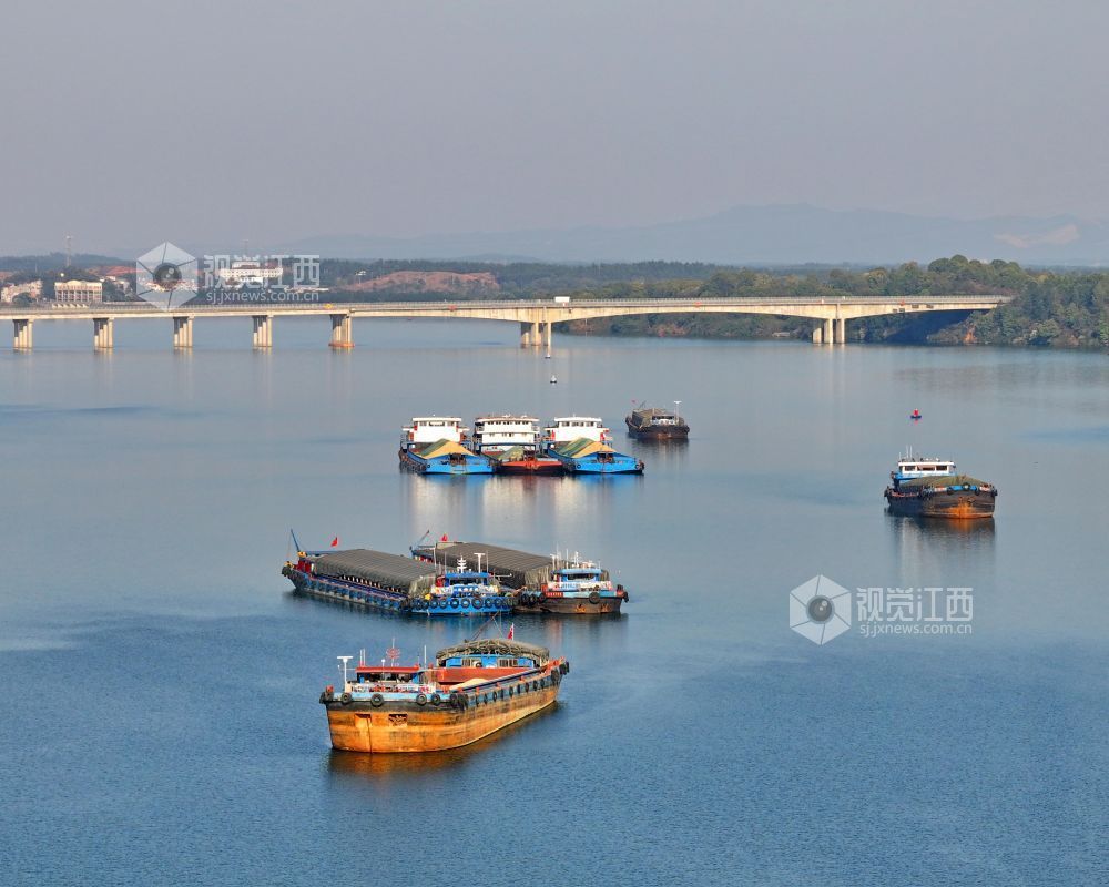 货运船舶来往穿梭(邓和平 摄)
