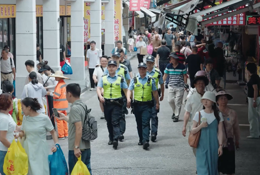 民警日常在中英街巡逻