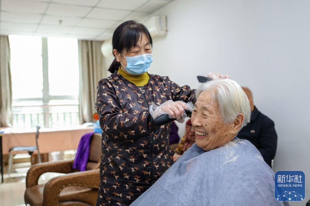 3月25日，在聊城市财金健康颐养中心，工作人员为老人理发。新华社发（马红坤 摄）