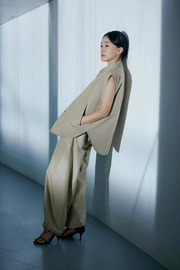 周迅靠在墙上拍照。