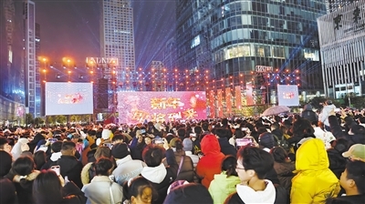 绿地双子塔迎新年活动吸引众多青年参与