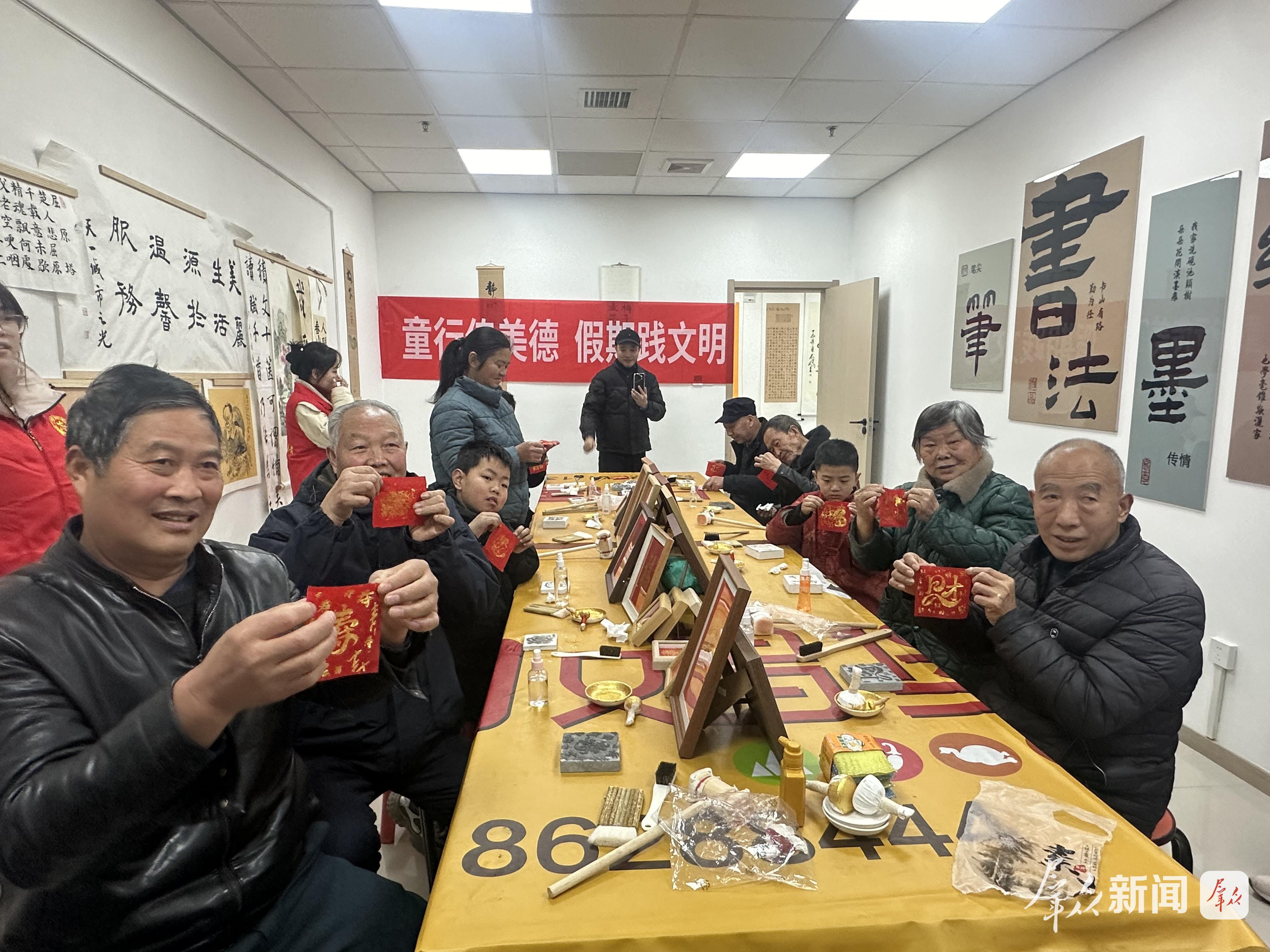安康高新区花园社区开展文明实践活动。