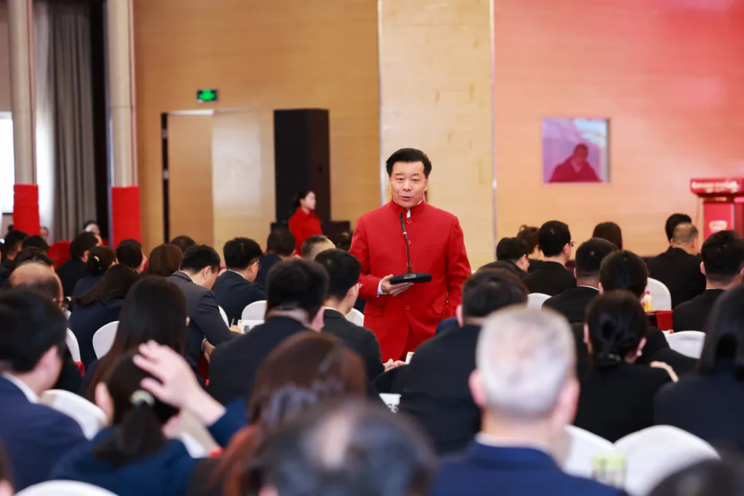 (董事长石聚彬点评各部门汇报)
