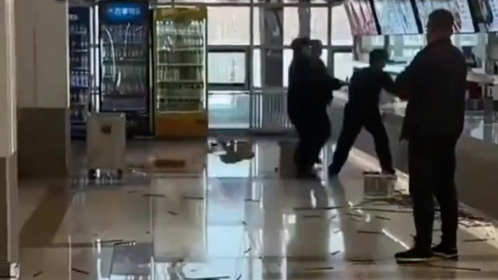 大学生表白被拒后怒砸食堂咖啡店，校方回应