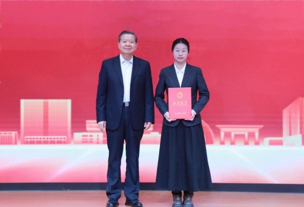 袁亮为程乃栋 郭敏学教授“数学明星奖”获得者颁奖