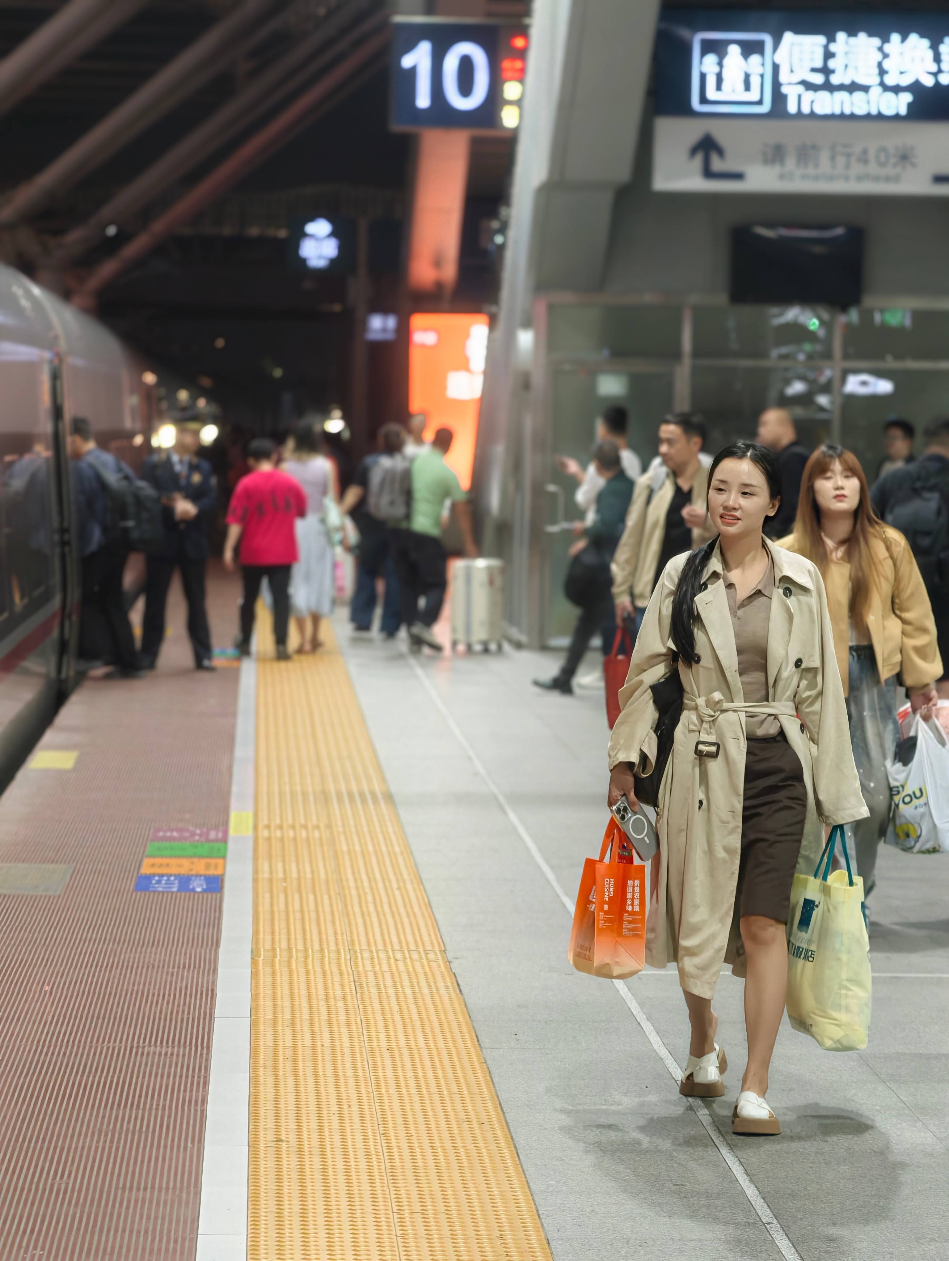 深圳铁路深夜加开“歌迷专列”：让热爱不“留宿”