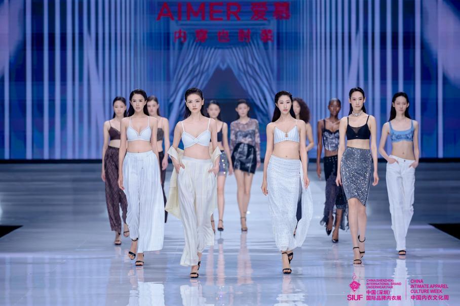 爱慕“封面文胸”凭借其在“内衣外穿”领域的先锋探索,从九大品类专项大奖的激烈角逐中脱颖而出,最终摘得2026 BIDA年度黑标至尊大奖这一全场最高荣誉。