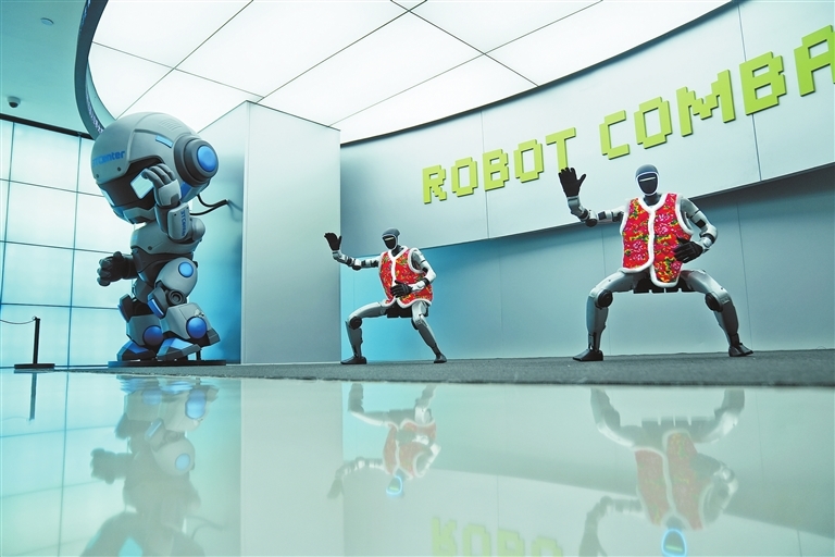 在中原异构人形机器人4S店，春晚同款机器人正在进行武术表演。