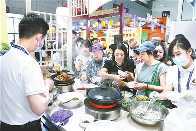 深圳文博会上,宁都食品热销。郭素敏 摄