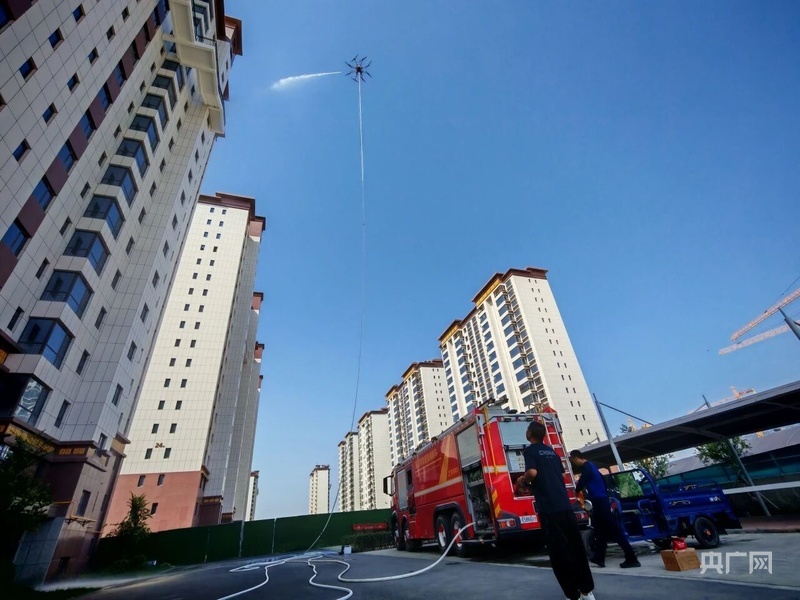 消防无人机挂载消防水带模拟高空灭火 (央广网发 新疆三和无人机研究院有限公司供图)