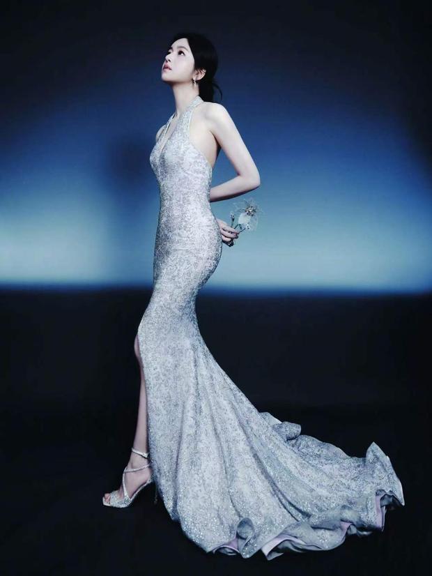 陈妍希背手，抬眸优雅冷艳。