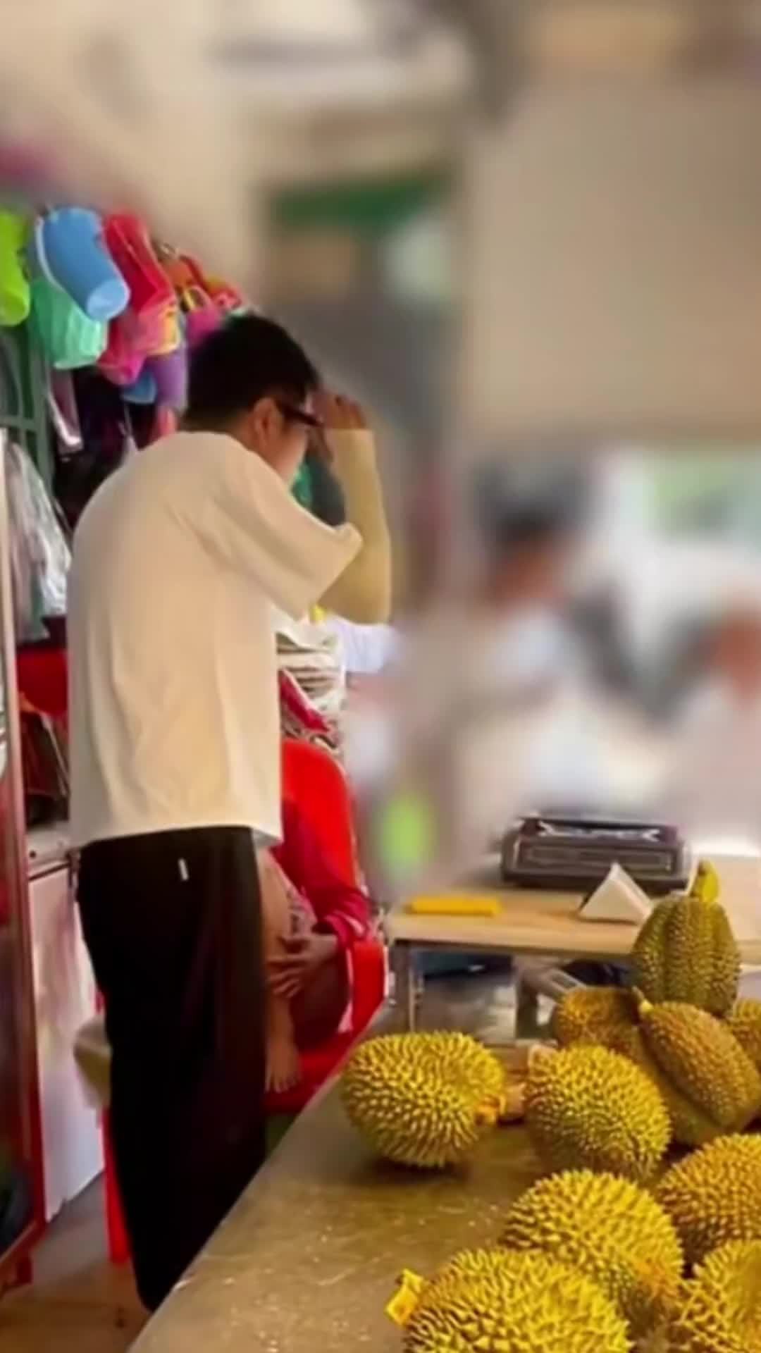 官方通报两颗榴莲坑150，涉事摊贩被罚款6万元