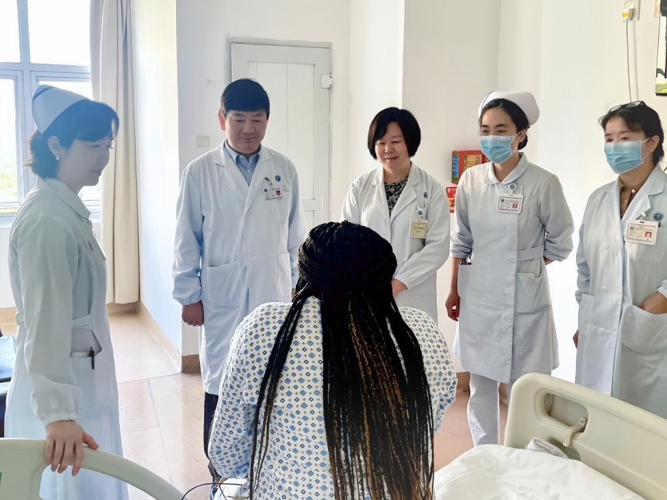 图为PUSH术后妇产中心主任李长忠教授(左二)带队查房