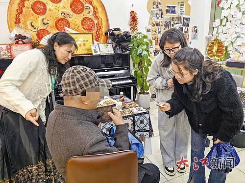 社区工作人员和社工专业学生询问老人个人信息。