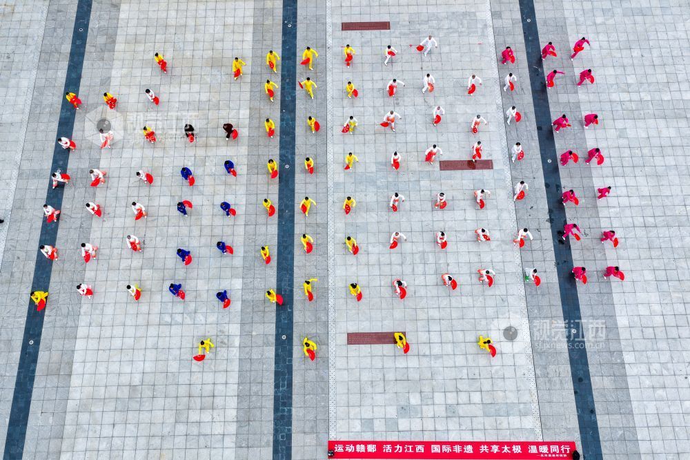 3月21日，江西省永丰县在欧阳修广场举行国际太极拳日展演，太极爱好者齐聚于此，拳起风生，意随形转，动作行云流水。古老太极的和谐哲思与健康追求，与现代生活气息相融，焕发出崭新的时代活力。