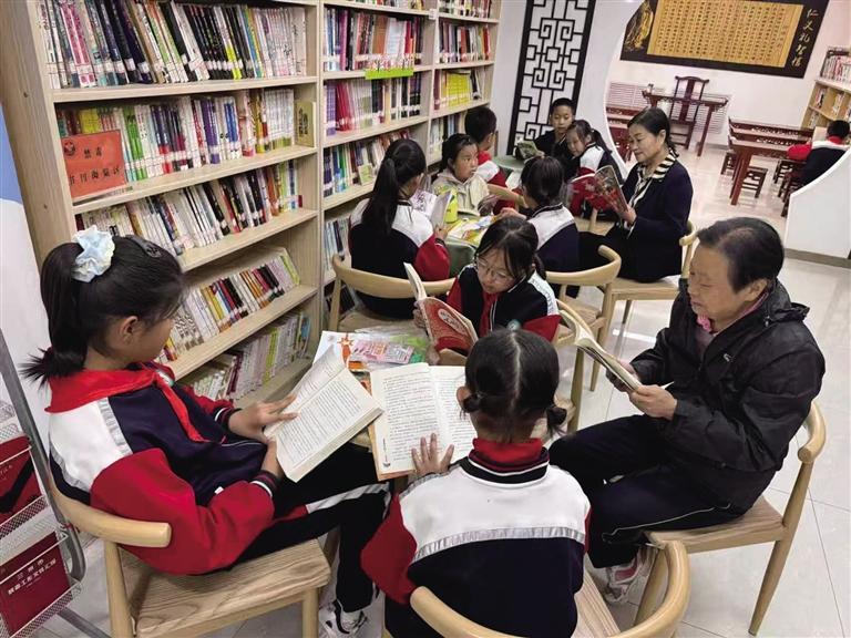 老人和孩子在社区图书室阅读