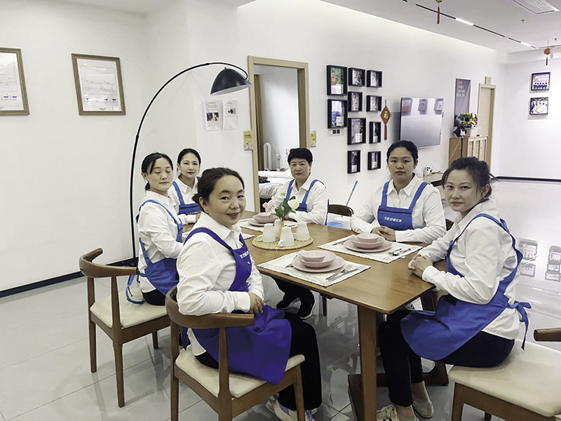 ▲企业给培训合格的学员颁发技能证书。