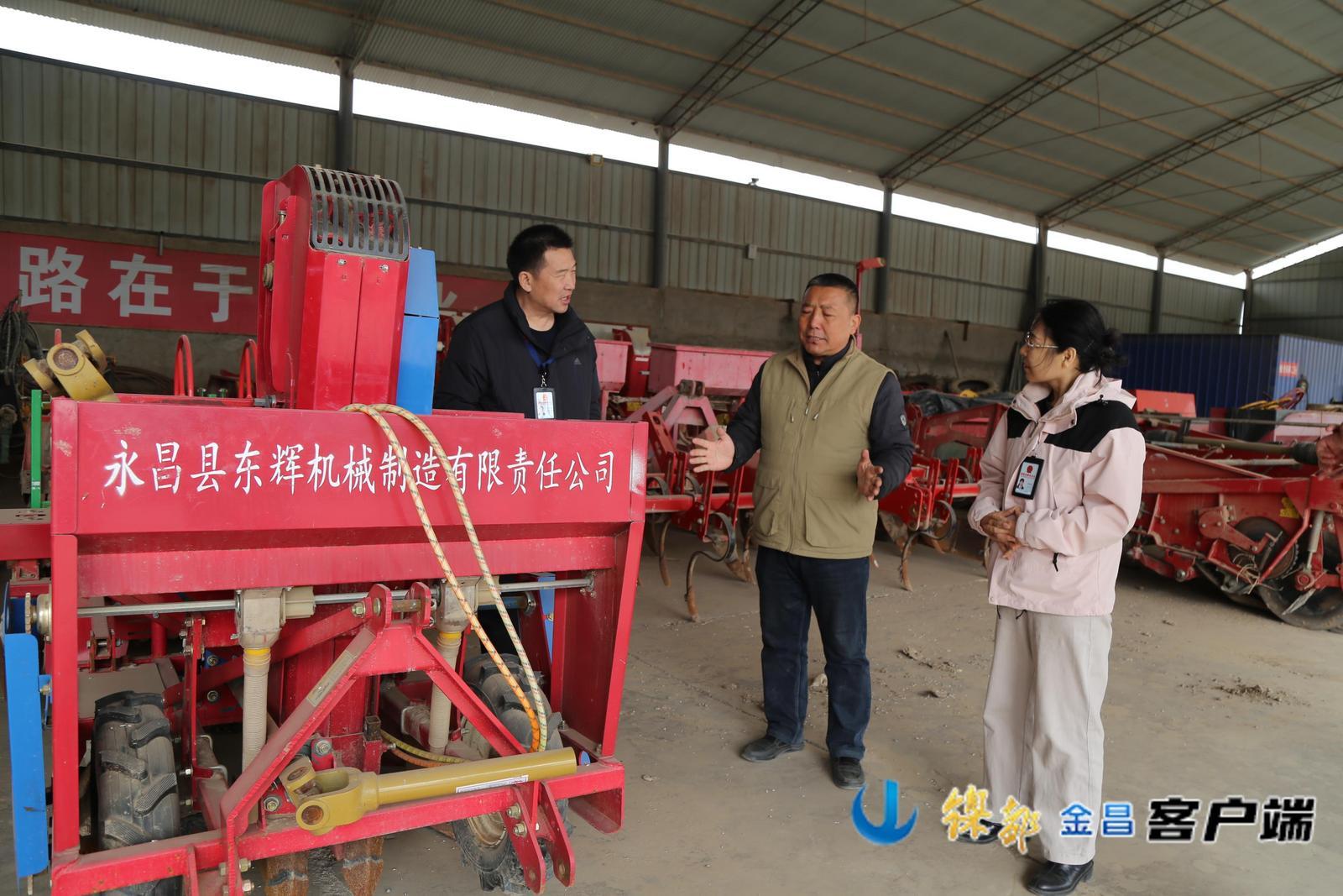 △金昌市纪委监委工作人员深入专业合作社，实地查看农机农具配备、检修及使用情况，详细了解农机服务保障措施落实情况。