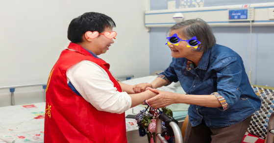 一老一小温情相伴，深圳社工宣传周开展职业体验互动活动