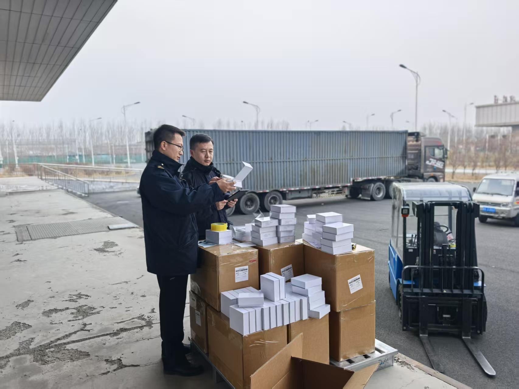 冰城海关关员在哈尔滨市综合保税区对出口货物进行查验